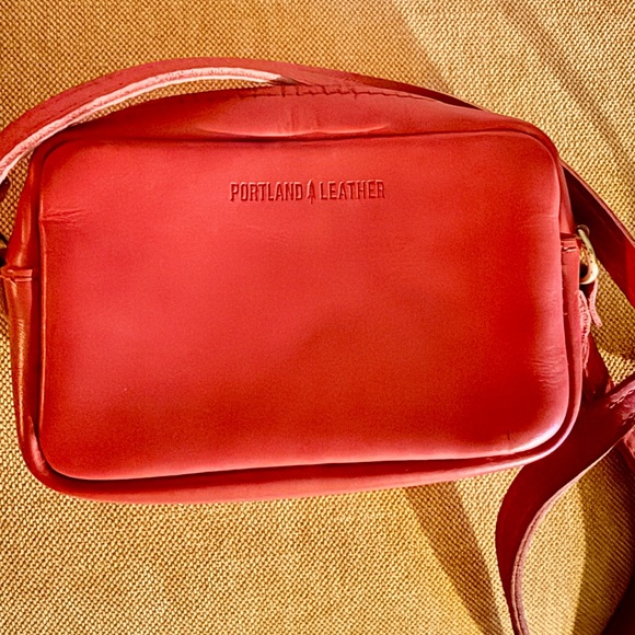 Portland Leather limited edition Red Wildflower Crossbody Bag - Picture 2 of 3